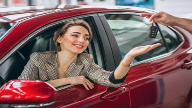 Mujer en un coche de alquiler