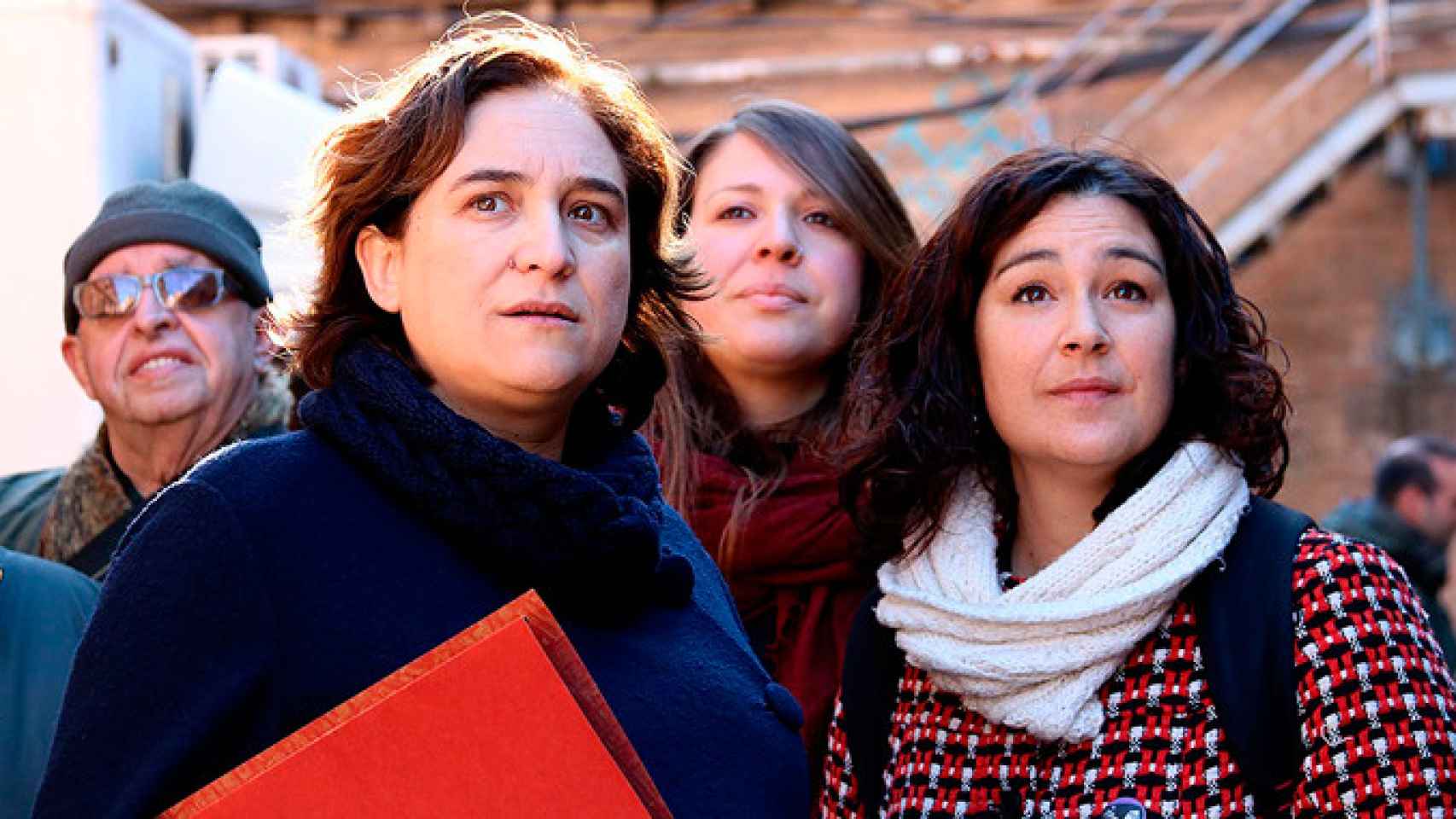 Ada Colau, alcaldesa de Barcelona (i), con Laura Pérez, concejal de Feminismos y LGTBI (d) / CG