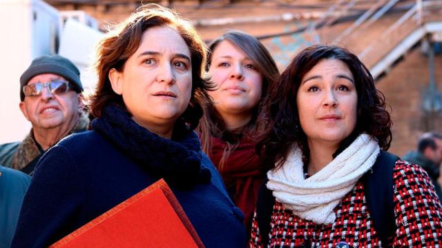 Ada Colau, alcaldesa de Barcelona (i), con Laura Pérez, concejal de Feminismos y LGTBI (d) / CG