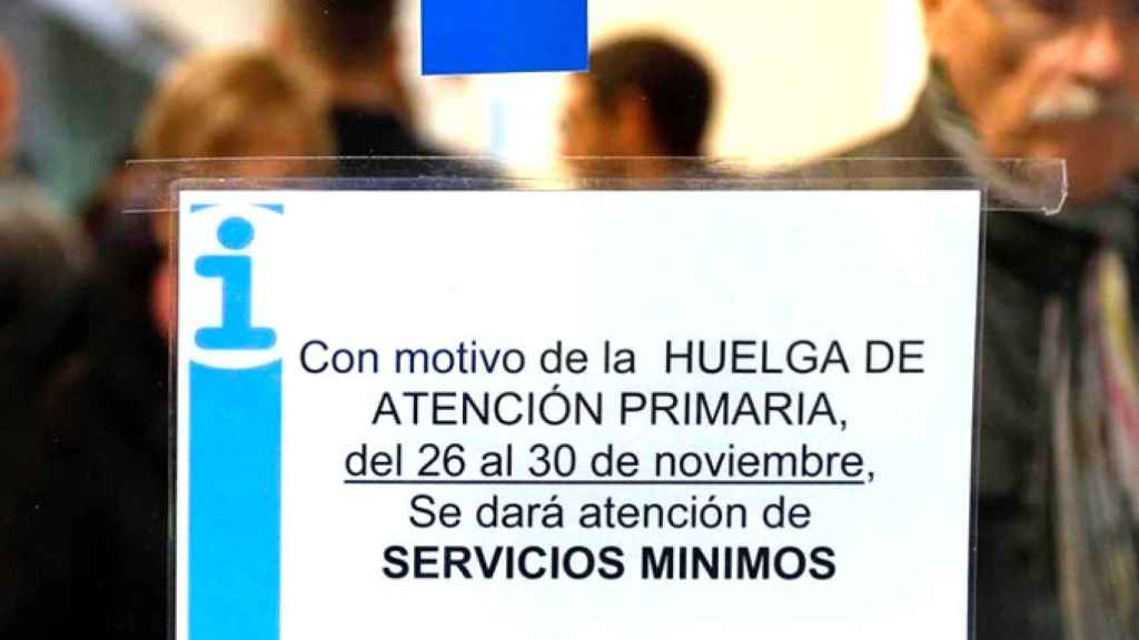 Pacientes tras un cartel de la huelga de médicos, el último paro en Salud que tuvo lugar en noviembre / EFE