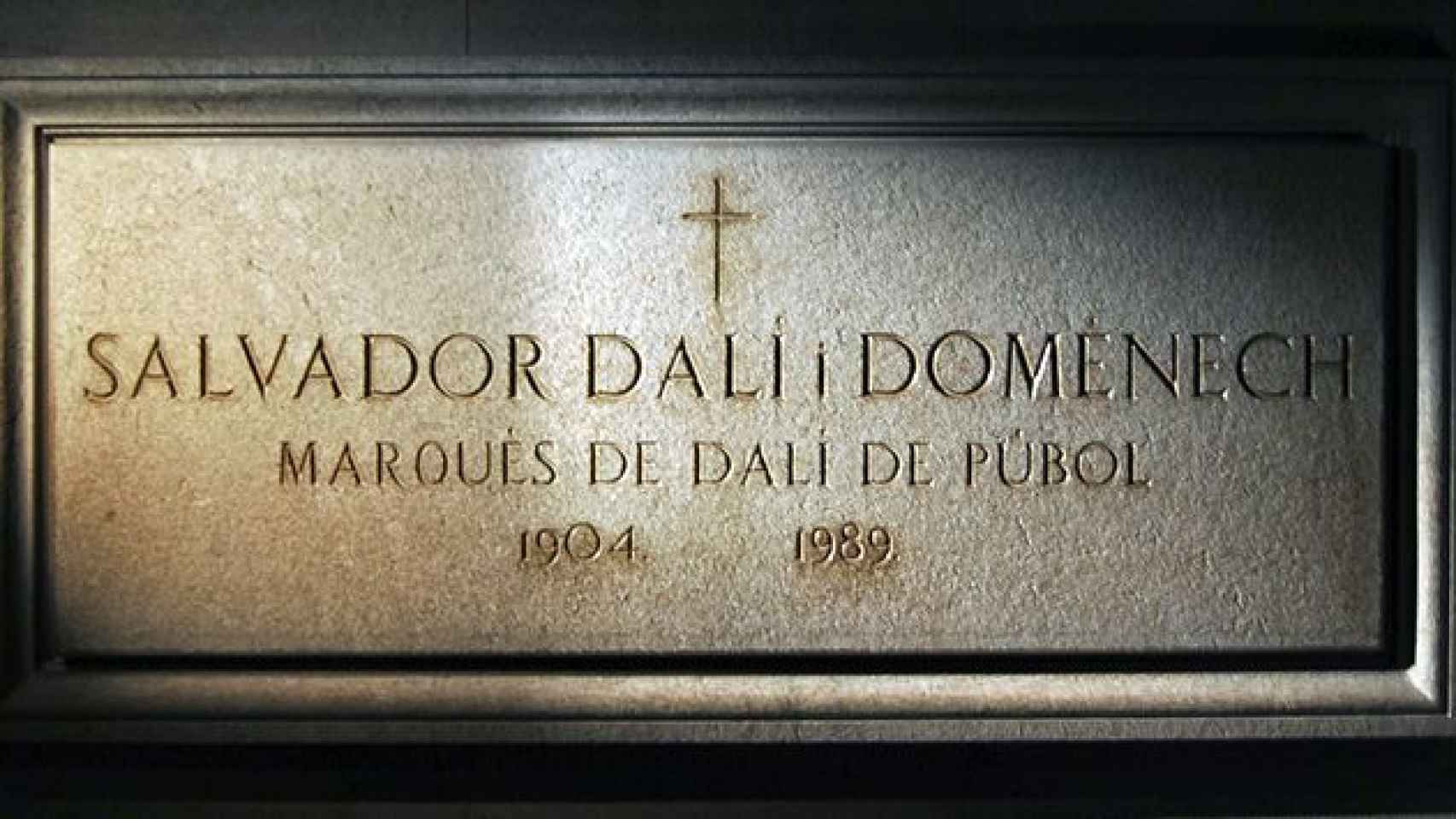 Lápida de Salvador Dalí en el Teatre-Museu Dalí de Figueres