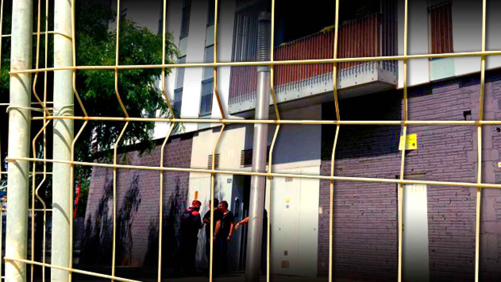 Despliegue policial frente a uno de los bloques con pisos 'okupados' en La Mina, el barrio de Sant Adrià de Besós / CG