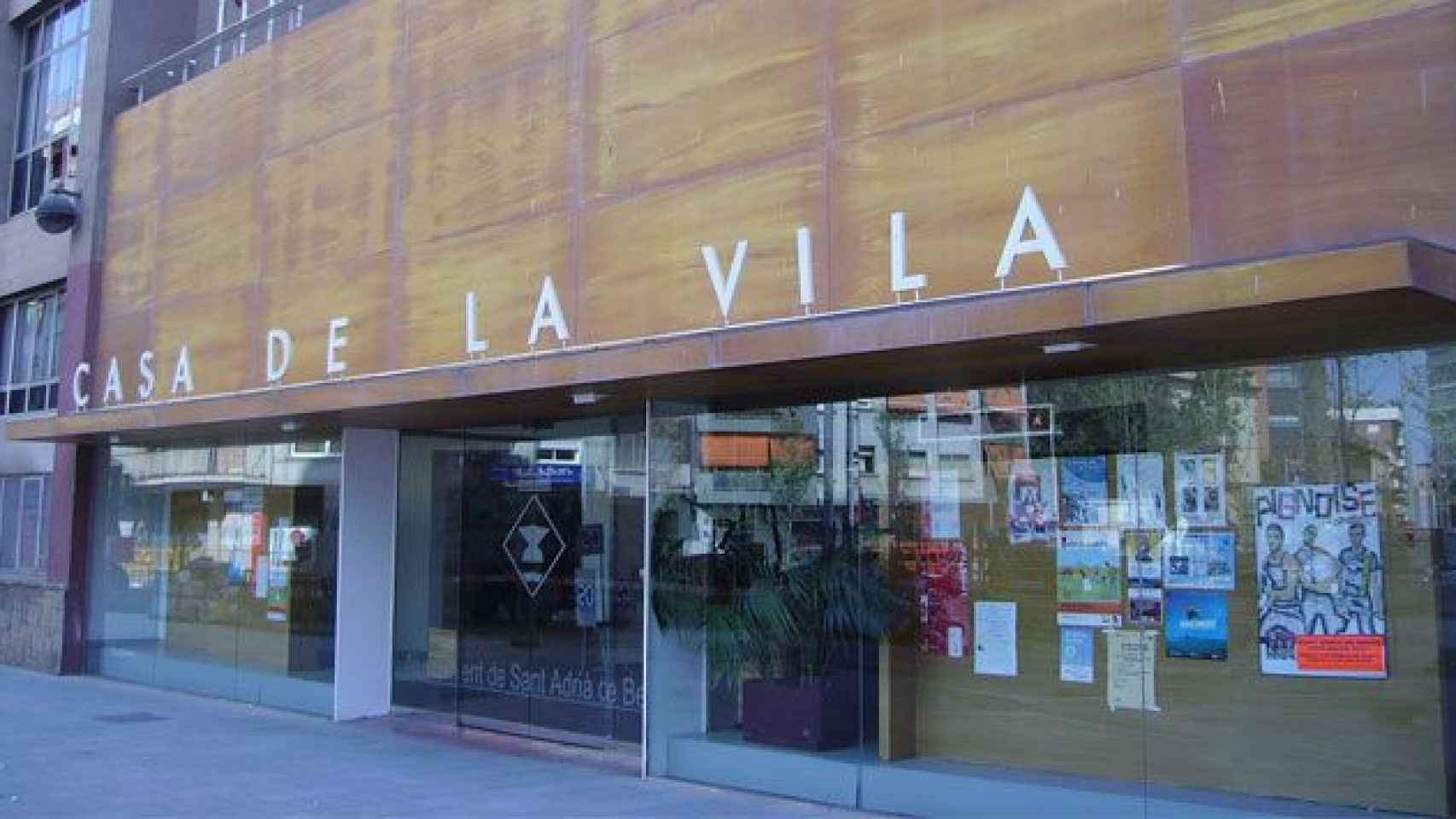 Fachada del Ayuntamiento de Sant Adrià de Besós, donde es concejal Juan Carlos Ramos / CG