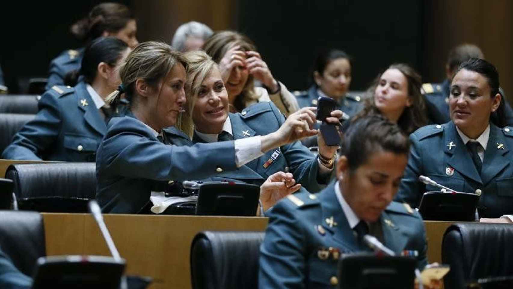 Varias integrantes de la Guardia Civil, en un homenaje que el Congreso de los Diputados realizó a las mujeres del cuerpo en 2014 / EFE