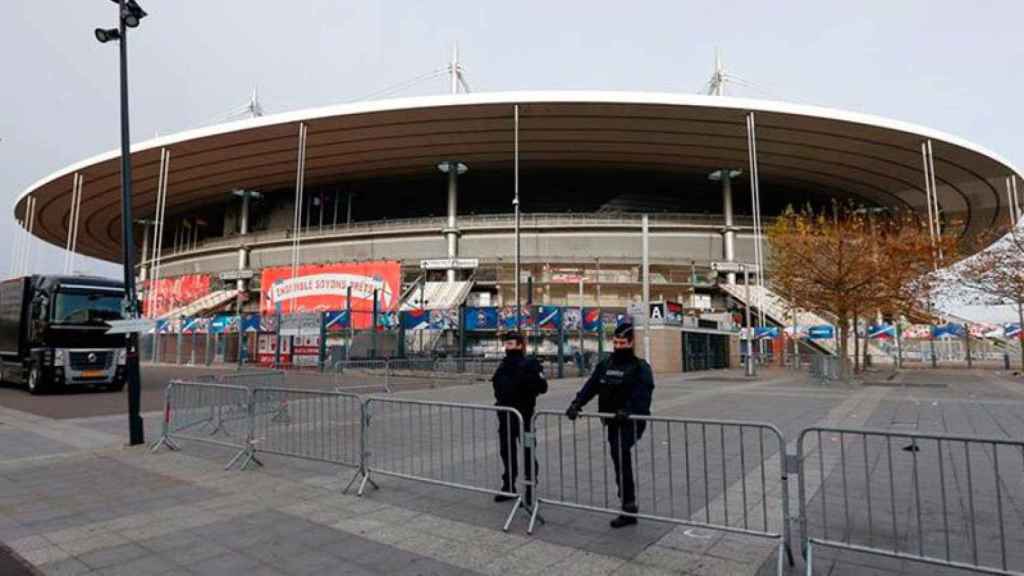 Dos policías franceses vigilan los alrededores del Stade de France en París.