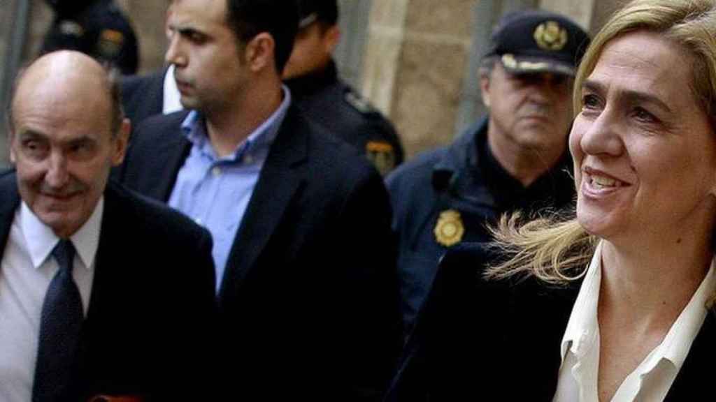 Cristina de Borbón a su llegada a la escuela balear de Administración Pública, donde se celebra el juicio del 'caso Nóos', junto a su abogado Miquel Roca / EFE