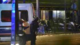 Un policía francés ante uno de los locales tiroteados este viernes en París.