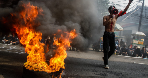 Estudiantes gritan consignas mientras queman neumáticos durante una protesta contra la subida del precio del combustible en Bandung / EUROPA PRESS
