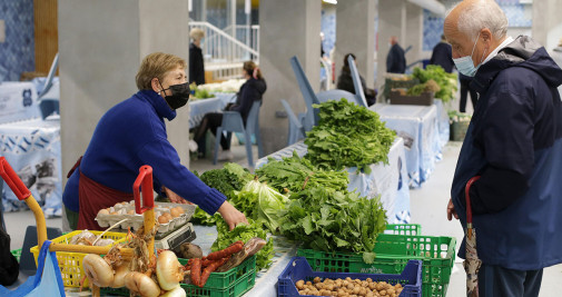 Una mujer vende sus productos en el mercado tradicional de la Plaza de Abastos de Lugo (Galicia) / Carlos Castro (EP)