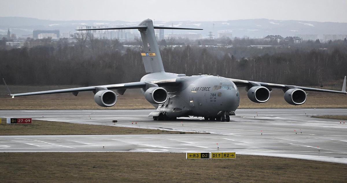 Un avión de transporte Boeing C-17 Globemaster III de la Fuerza Aérea de EEUU con soldados estadounidenses aterriza en Polonia / Darek Delmanowicz (EFE)