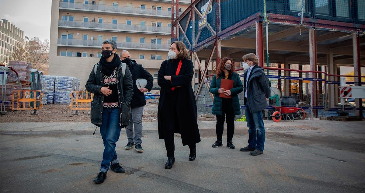 La alcaldesa Ada Colau visita las obras de construcción de vivienda en la zona de Glòries de Barcelona / EP