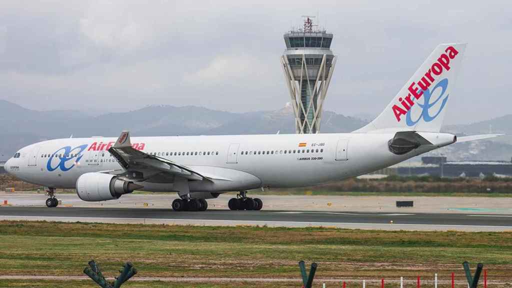 Una aeronave de Air Europa en el aeropuerto de Barcelona-El Prat, con la torre de control de fondo / CG