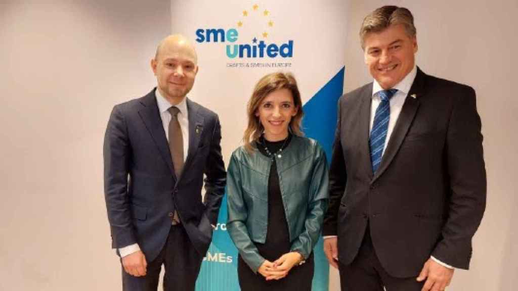 Antoni Cañete, vicepresidente de SME United y presidente de Pimec (dcha.), junto a Véronique Willems, secretaria general de la patronal europea y Petri Salminen, presidente / PIMEC