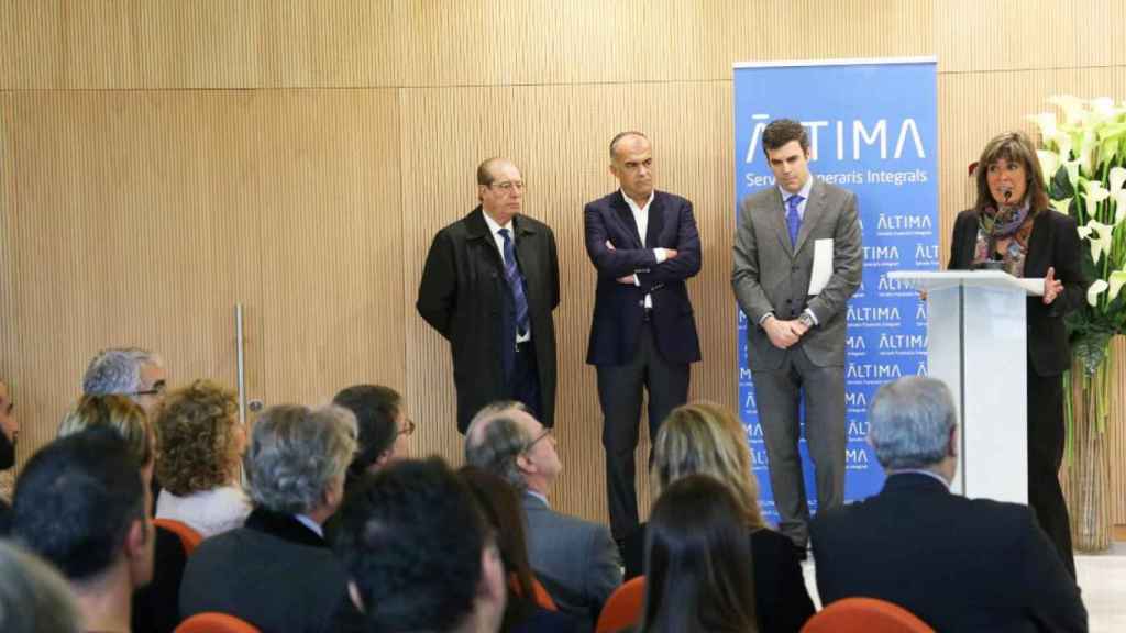 Josep Ventura, director general de Áltima (2i), durante la inauguración del tanatorio de L'Hospitalet / CG