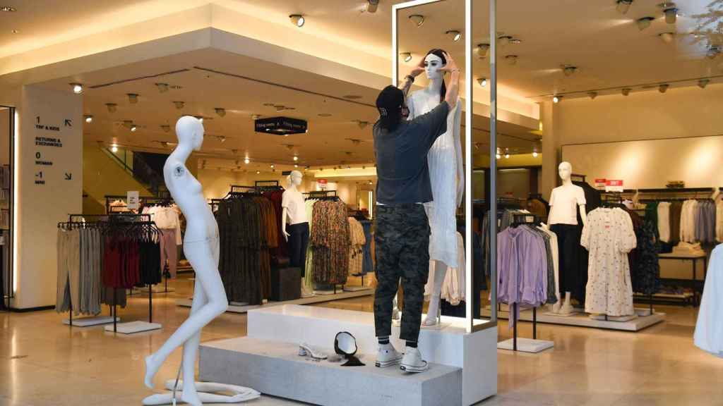 Un trabajador de Inditex (Ibex 35) prepara un escaparate / EP