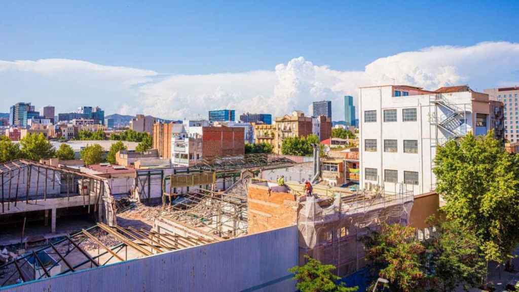 Obras en la parcela del 22@ de Barcelona donde Freo Group elevará un complejo de oficinas de 50.000 metros cuadrados / PB