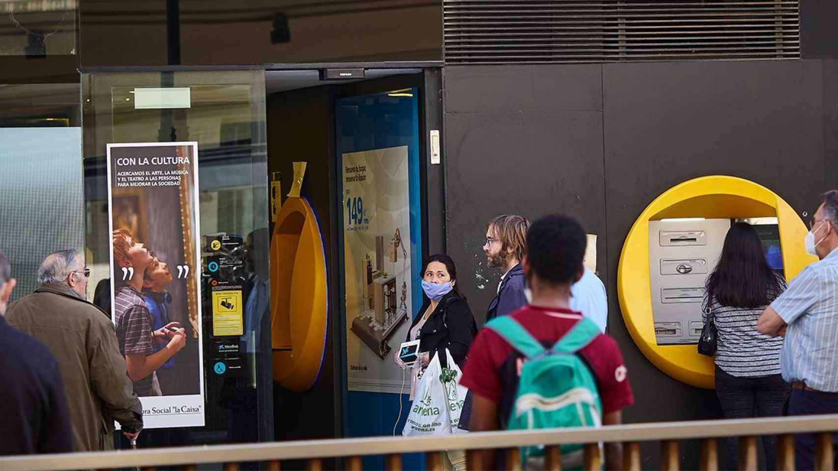 Oficina de Caixabank abierta durante el estado de alarma / EP