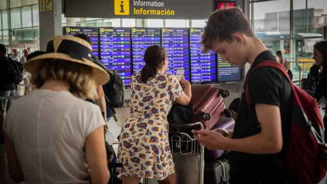 Varios pasajeros en el Aeropuerto de Barcelona-El Prat / EUROPA PRESS