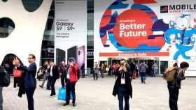 Varios asistentes se toman 'selfies' en la entrada del Mobile World Congress antes de su clausura oficial / CG