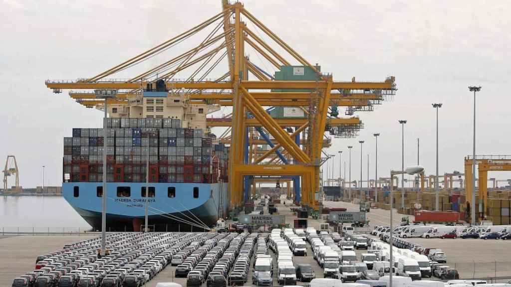 Un barco cargado de contenedores en el puerto de Valencia / EFE