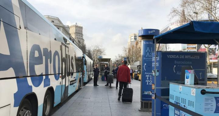 Parada del Aerobús en la plaza de Cataluña; el concurso del bus lanzadera está siendo investigado / CG