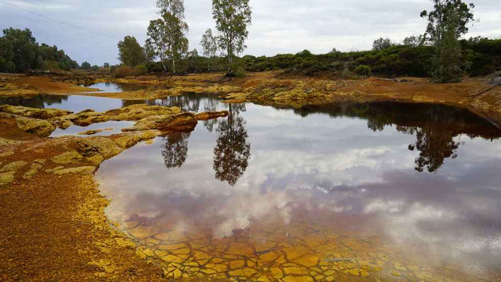 Riotinto. Tonos rojizos, anaranjados y ocres tiñen las aguas del río Tinto / YOLANDA CARDO