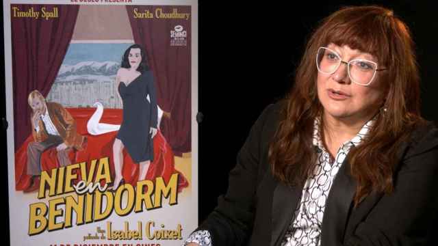 Isabel Coixet, junto al cartel de 'Nieva en Benidorm', que estrena en plena pandemia / EP