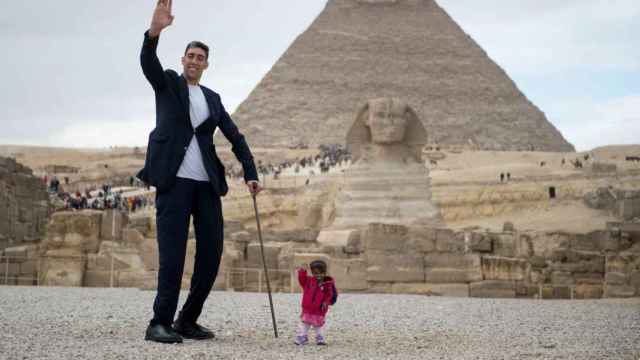 El hombre más alto y la mujer más pequeña del mundo en Egipto / EFE