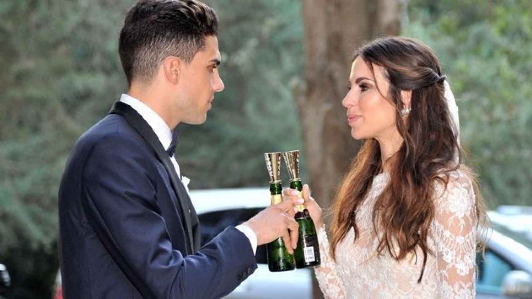 Marc Bartra y Melissa Jiménez en su boda