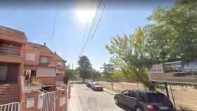 Calle de Pozuelo con un árbol centenario