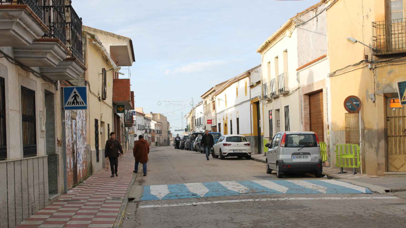 Transeúntes en una calle de Villamayor de Calatrava /CD