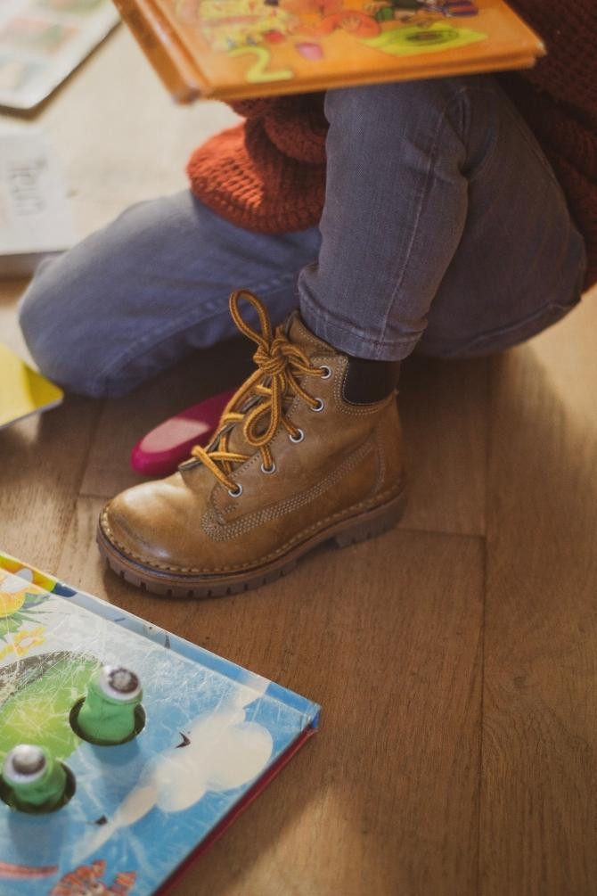 Botas de niño, un modelo de calzado infantil / Sven Brandsma en UNSPLASH