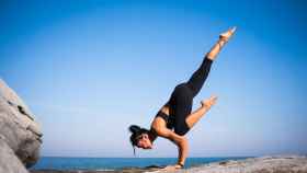 Una mujer realiza acroyoga cerca de la playa en Barcelona / PIXABAY