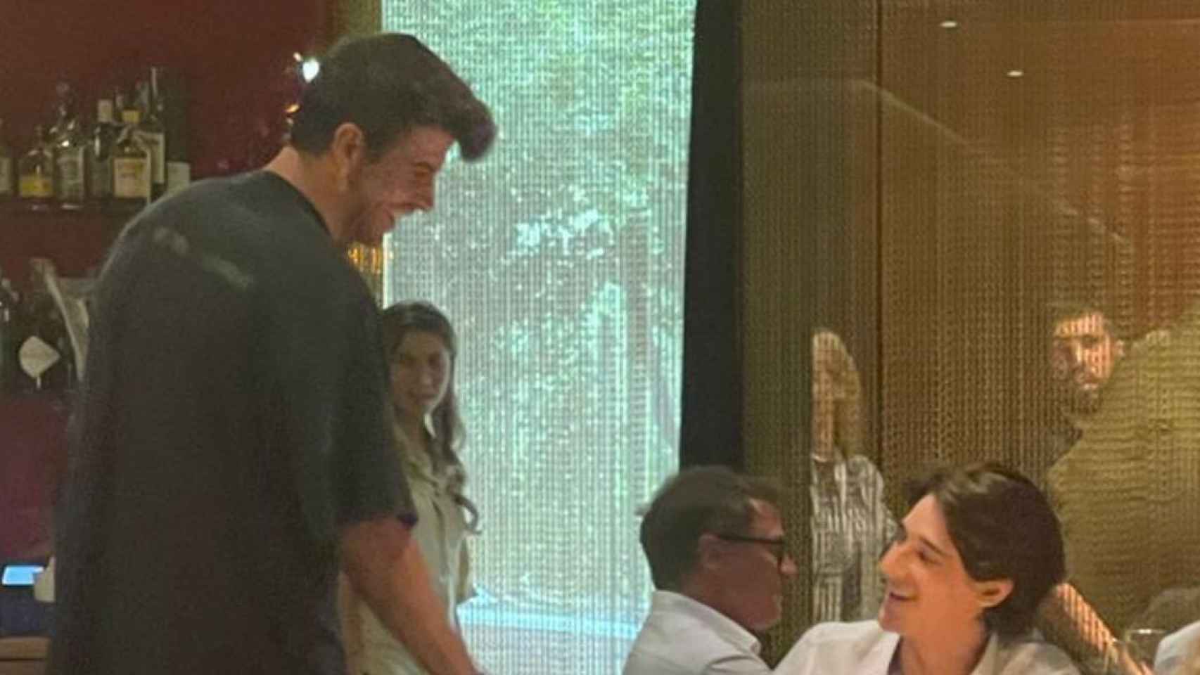 Gerard Piqué y su novia Clara Chía en el restaurante Sushi 99 (Barcelona) / CRÓNICA DIRECTO