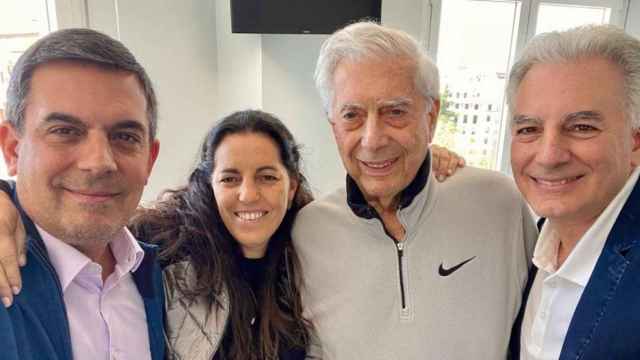 Mario Vargas Llosa con sus tres hijos, Álvaro, Morgana y Gonzalo, tras superar el covid / TWITTER