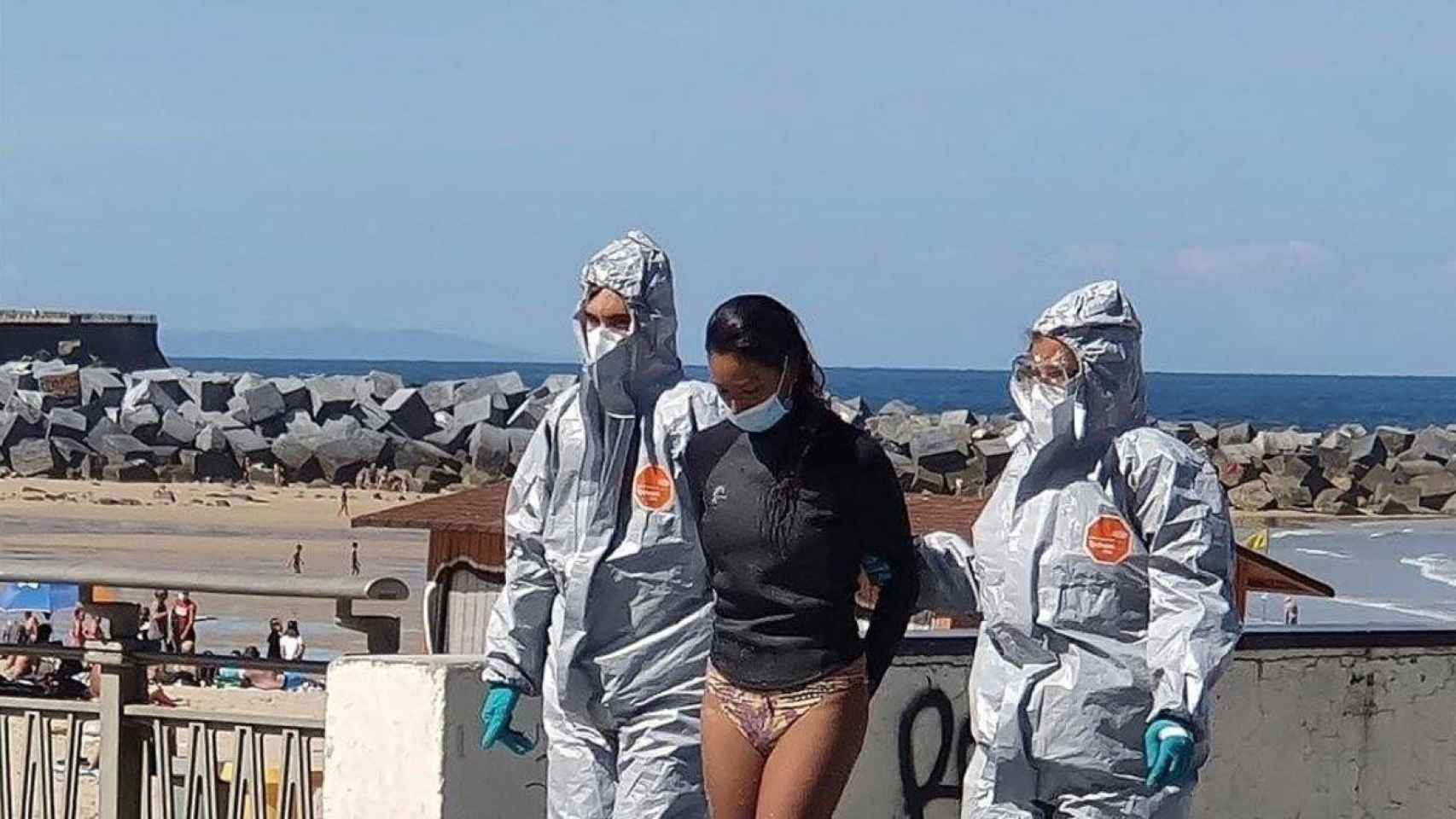 Surfista con Covid detenida en una playa de San Sebastián / EFE