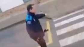 Un policía de A Coruña saca a patadas a un gato de la calle / INSTAGRAM