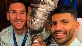 Leo Messi y el Kun se fotografían con la Copa América