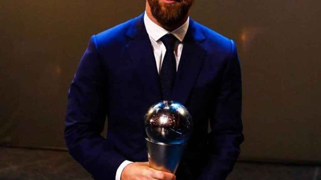 leo messi sujetando el premio the best