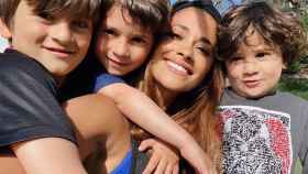 Antonella Roccuzzo con sus tres hijos