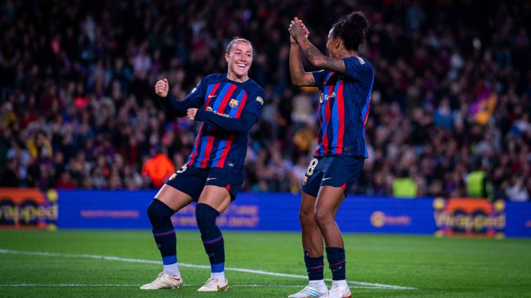 Geyse Ferreyra y Lucy Bronze festejan el primer gol del Barça femenino al Bayern / FCB