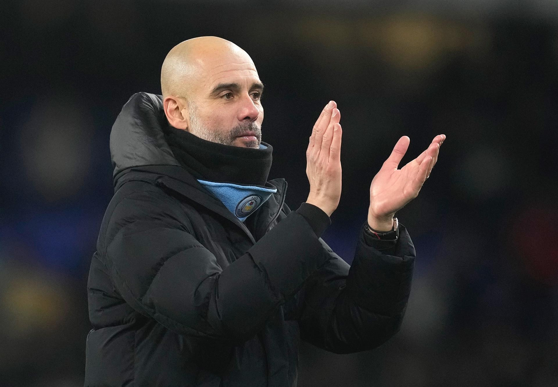 Pep Guardiola aplaude a sus jugadores en el partido de la Premier entre el Everton y el Manchester City / EFE