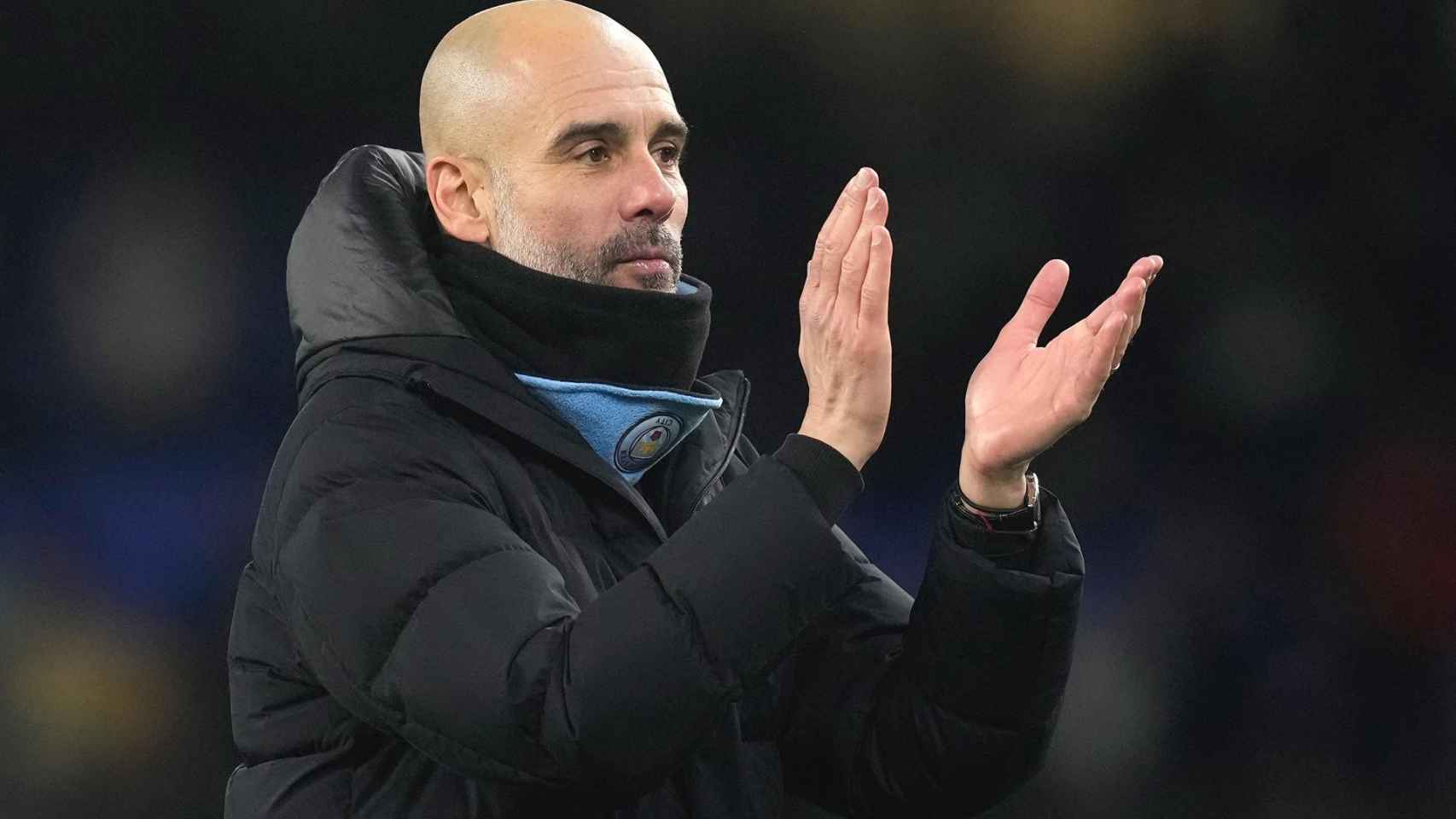 Pep Guardiola aplaude a sus jugadores en el partido de la Premier entre el Everton y el Manchester City / EFE