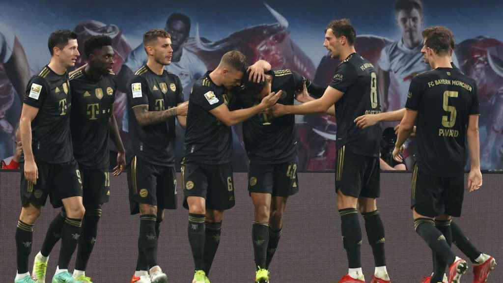 Los jugadores del Bayern celebran un gol de Jamal Musiala / EFE