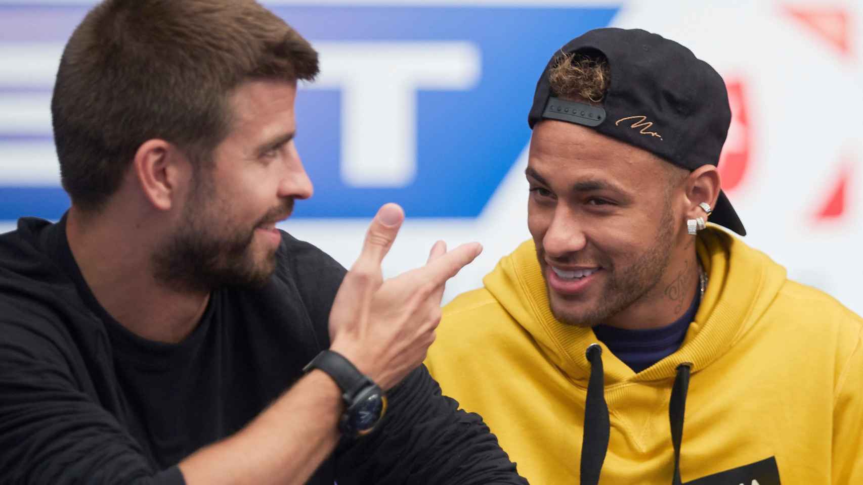 Una foto de Neymar y Piqué en un evento de fútbol / EFE