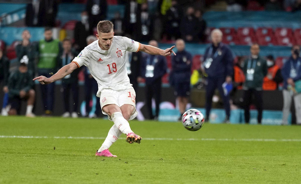 Dani Olmo en la tanda de penaltis ante Italia en la semifinal de la Eurocopa / EFE