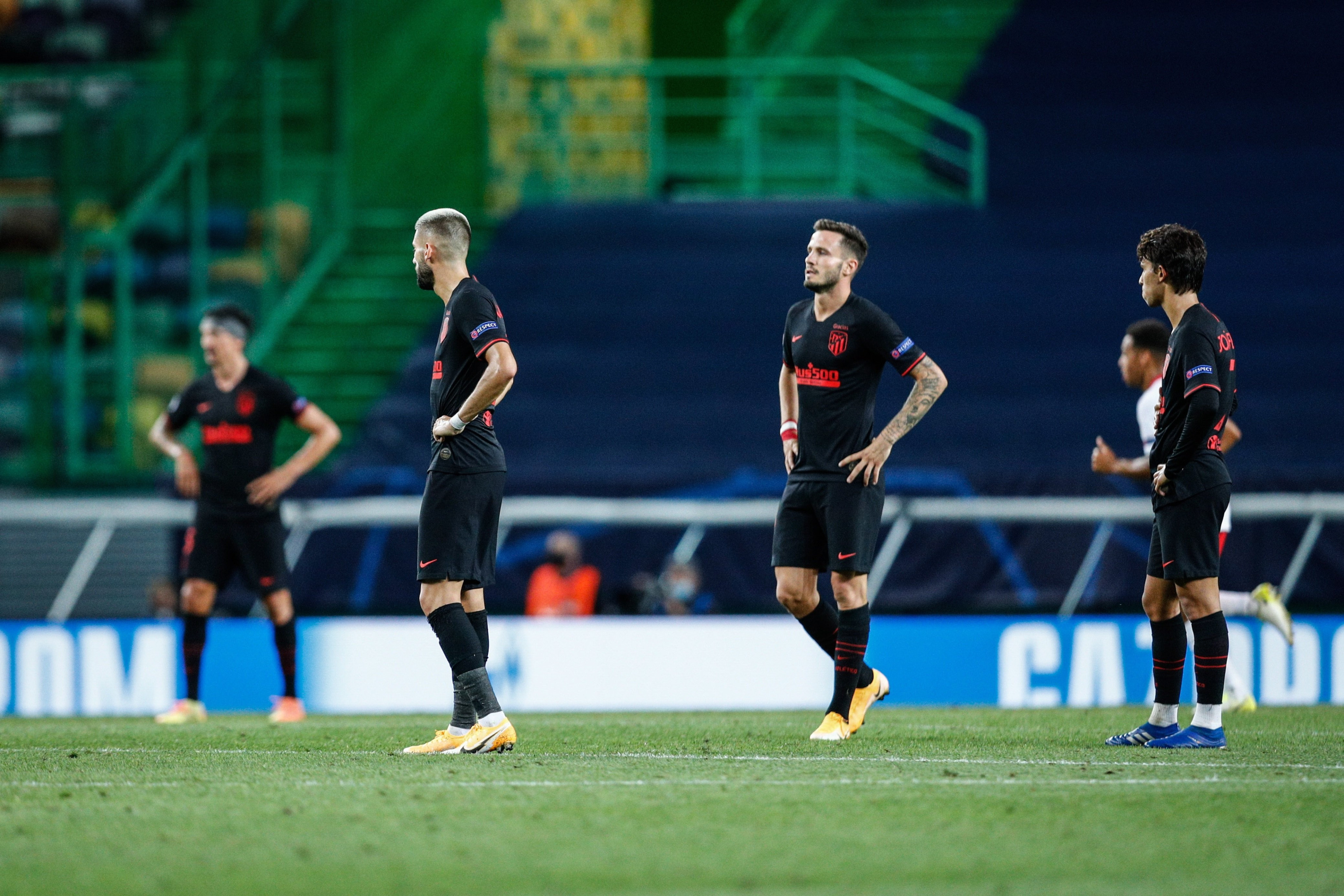 Los jugadores del Atlético lamentan un gol del Leipzig | EFE