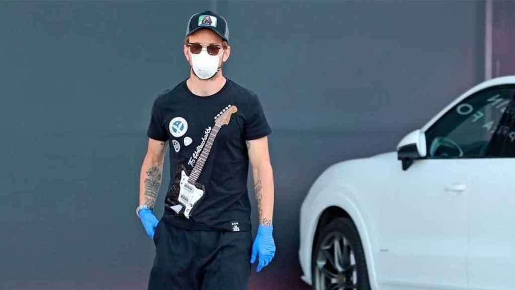 Rakitic, con guantes y mascarilla, llega a la Ciutat Esportiva para pasar el test del coronavirus / FCB