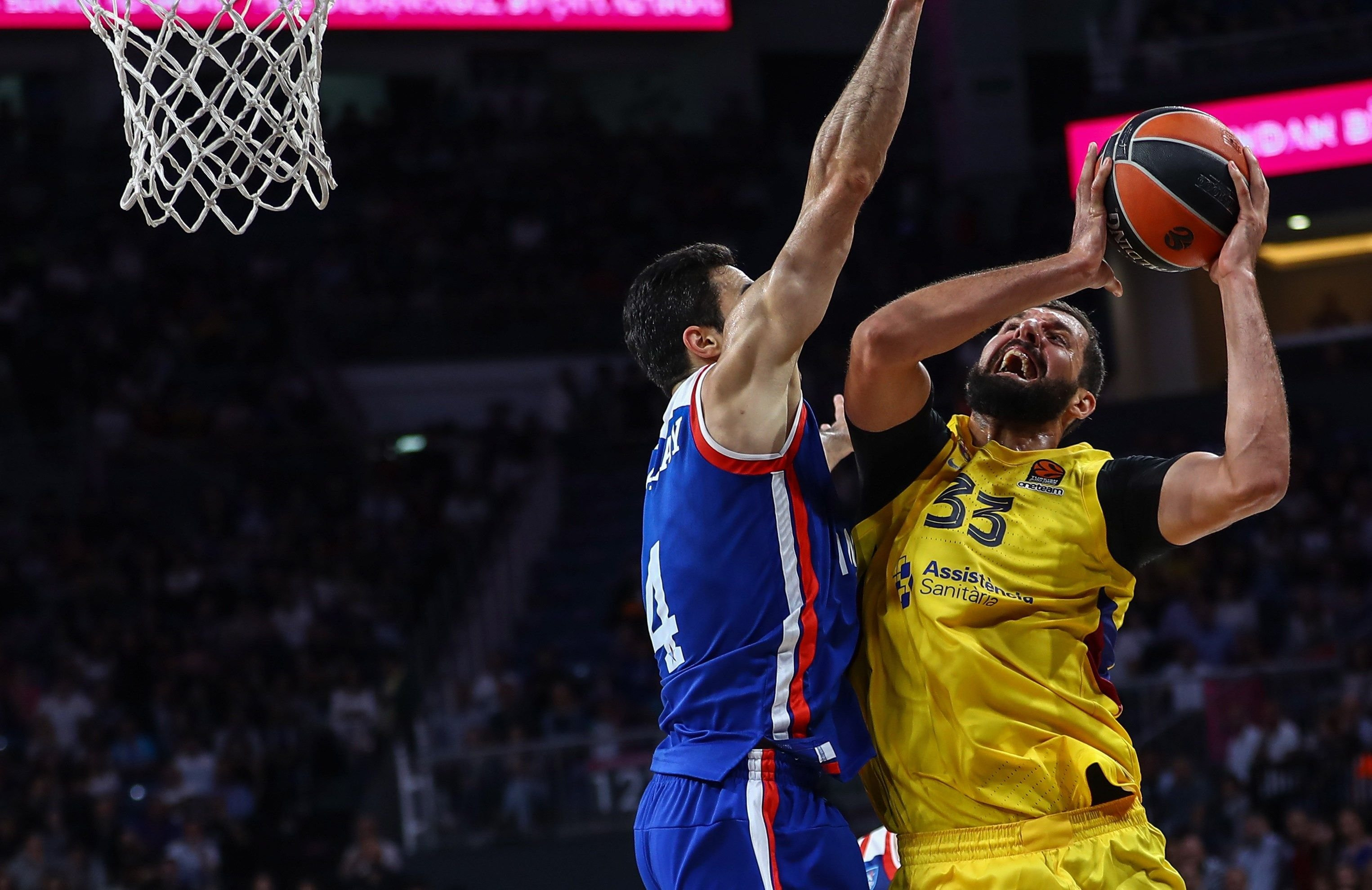 Mirotic en una acción con Dogus Balbay / EFE