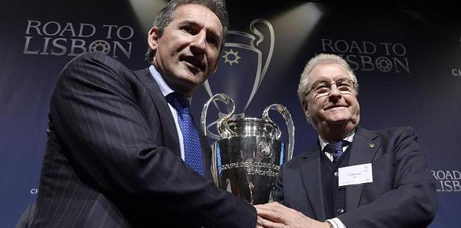 Txiki Begiristain con Amador Bernabeu, el abuelo de Piqué / AFP